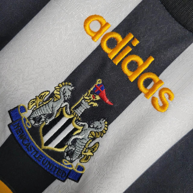 Camisa Retrô Newcastle 1995/1997 manga longa - Adidas Masculina - Preta com listras pretas e detalhes em amarelo