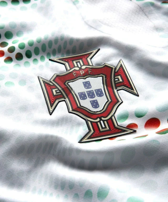 Camisa Seleção Portugal II 25/26 manga longa - Torcedor Puma Masculina - Branca com detalhes em verde e vermelho