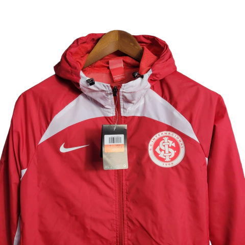 Jaqueta Corta-Vento Internacional 23/24 - Masculina Nike - Vermelha com detalhes em branco