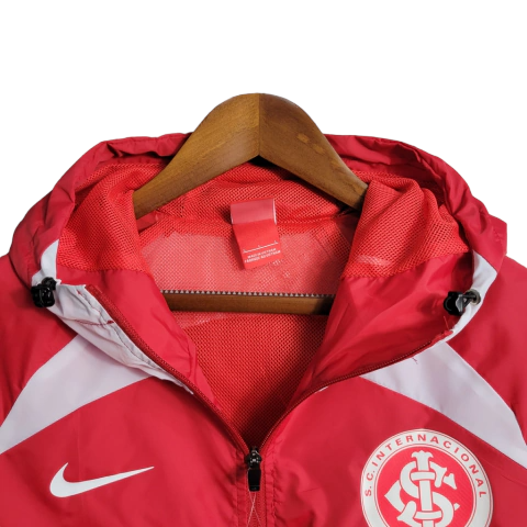 Jaqueta Corta-Vento Internacional 23/24 - Masculina Nike - Vermelha com detalhes em branco