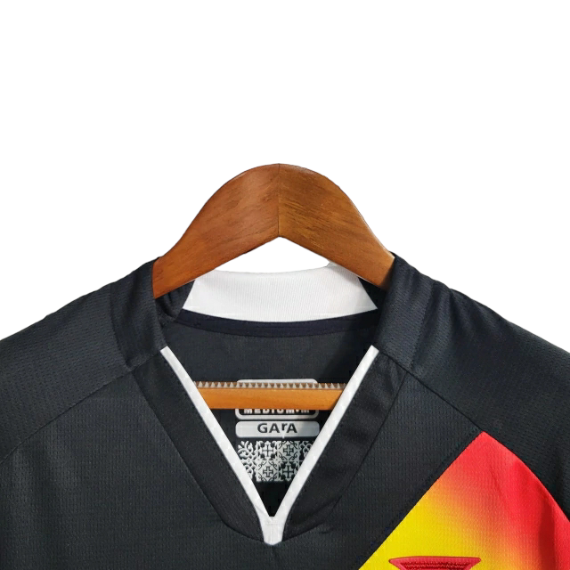 Camisa Vasco da Gama II Edição especial LGBTQIAPN+ 23/24 - Torcedor Kappa Feminina - Preta com detalhes na faixa nas cores de um Arco-íris