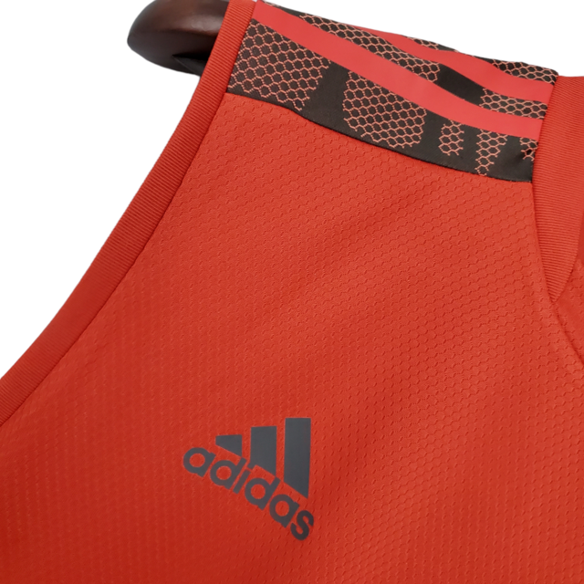 Camisa Regata Flamengo Treino 21/22 Torcedor Masculina - Vermelha com detalhes em preto e branco