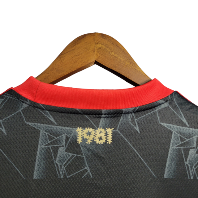 Camisa Flamengo III Edição Especial 21/22 Torcedor Masculina - Preta com detalhes em vermelho e dourado