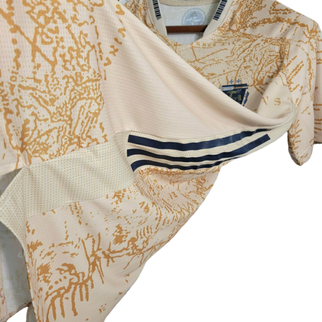 Camisa Seleção da Argentina Edição Especial 20/21 - Torcedor Adidas Masculina - Bege com detalhes em amarelo e azul