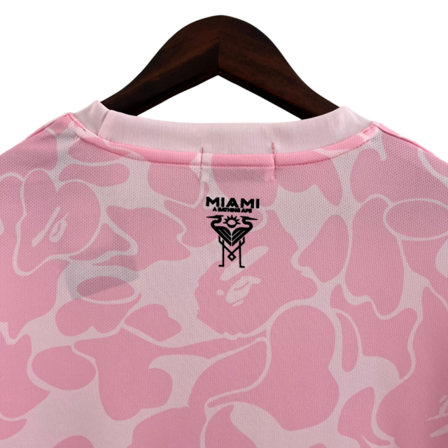 Camisa Inter Miami Edição Especial 23/24 - Torcedor Bape Feminina - Rosa com detalhes em branco