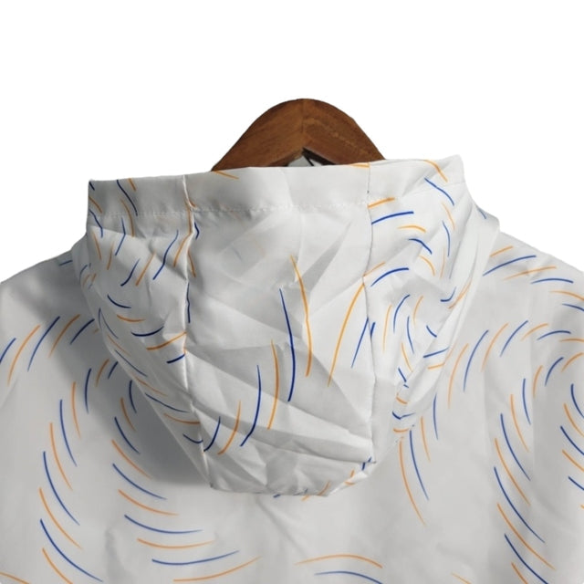 Jaqueta Corta-Vento Real Madrid 21/22 - Masculina Adidas - Branca com detalhes em azul e amarelo