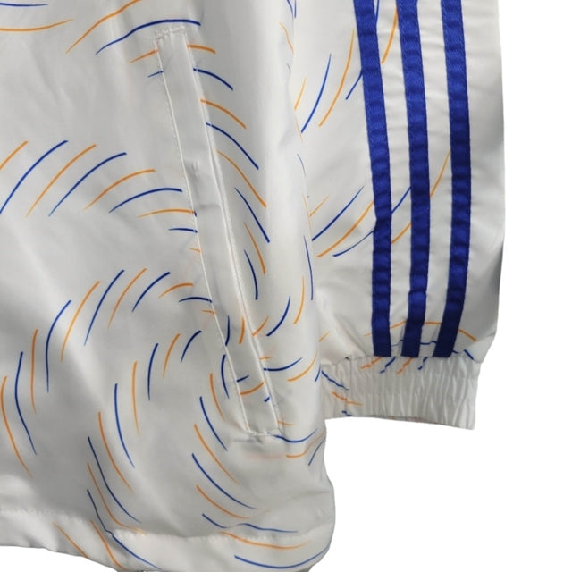 Jaqueta Corta-Vento Real Madrid 21/22 - Masculina Adidas - Branca com detalhes em azul e amarelo