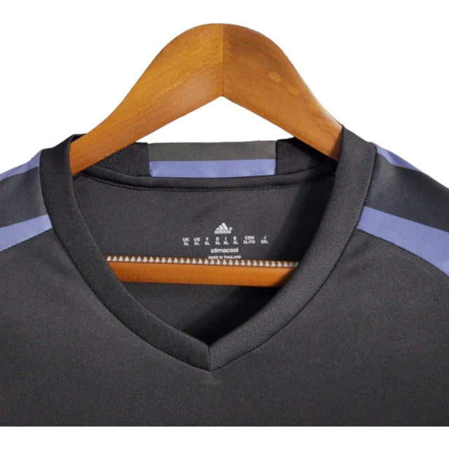 Camisa Retrô Real Madrid II 2016/2017 manga longa - Adidas Masculina - Preta com detalhes em roxo