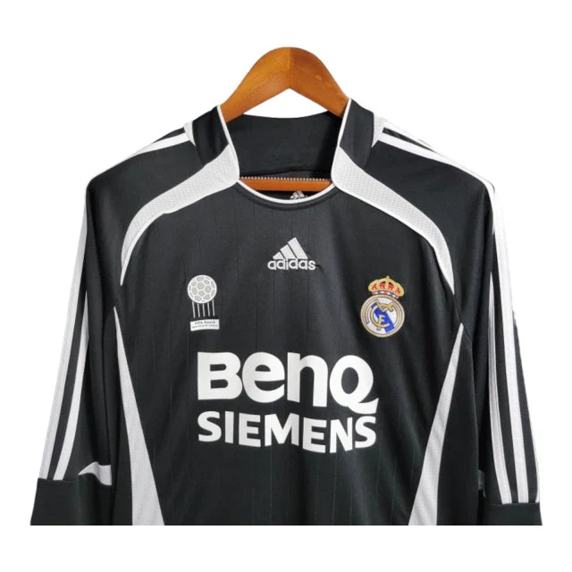 Camisa Retrô Real Madrid 06/07 manga longa - Masculina Adidas - Preta com detalhes em branco