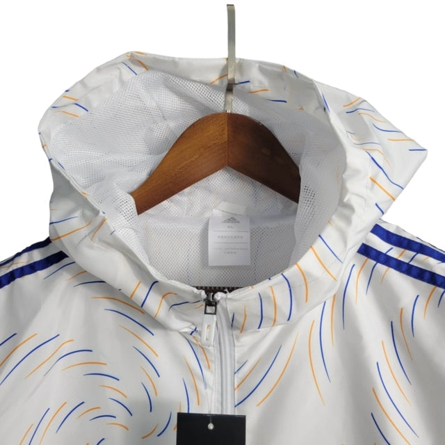 Jaqueta Corta-Vento Real Madrid 21/22 - Masculina Adidas - Branca com detalhes em azul e amarelo