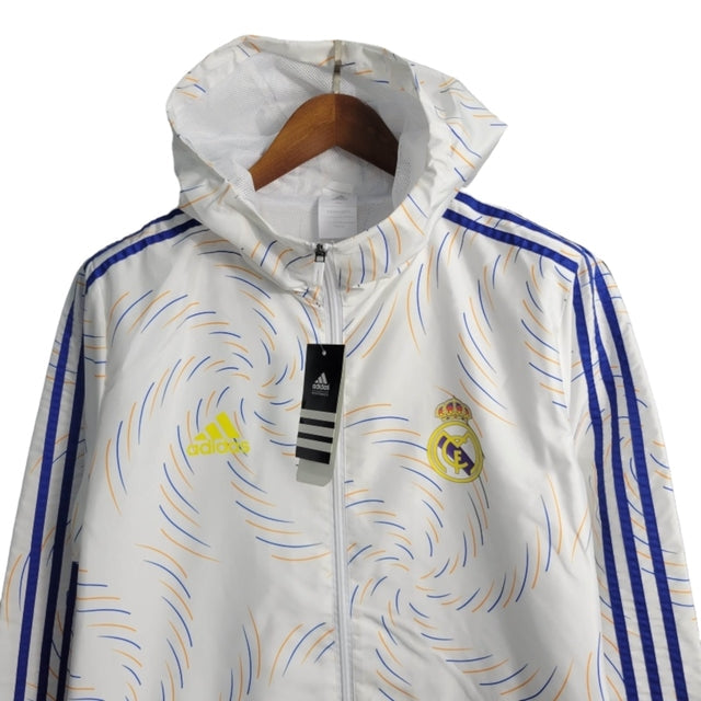 Jaqueta Corta-Vento Real Madrid 21/22 - Masculina Adidas - Branca com detalhes em azul e amarelo