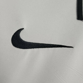 Camisa Frankfurt II 21/22 - Torcedor Nike Masculina - Branca com detalhes em preto e vermelho