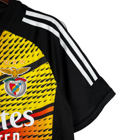 Camisa Benfica Pré-Jogo 23/24 - Torcedor Adidas Masculina - Preta com detalhes em amarelo e vermelho e azul