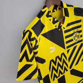 Camisa Borussia Dortmund Pré-Jogo 22/23 - Torcedor Puma Masculina - Amarela e preta