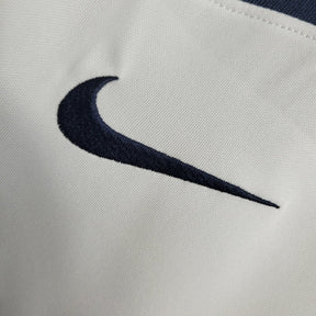 Camisa Paris Saint-Germain Treino 23/24 - Torcedor Nike Masculina - Branca com detalhes em azul e vermelho