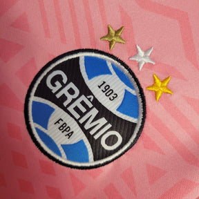 Camisa Grêmio Edição especial 22/23 - Torcedor Umbro Feminina - Rosa com detalhes em azul e preto