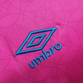 Camisa Grêmio Edição especial Outubro rosa 23/24 - Torcedor Umbro Feminina - Rosa com detalhes em azul