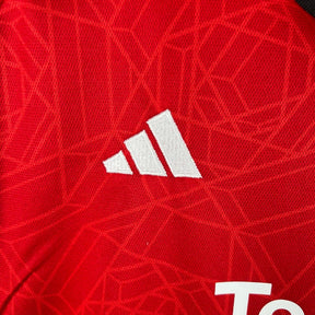 Camisa Manchester United I 23/24 - Torcedor Adidas Feminina - Vermelha com detalhes em preto e branco