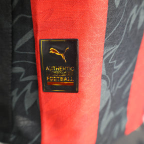 Camisa AC Milan I 25/26 - Jogador Puma Masculina - Preta e vermelha com detalhes em cinza