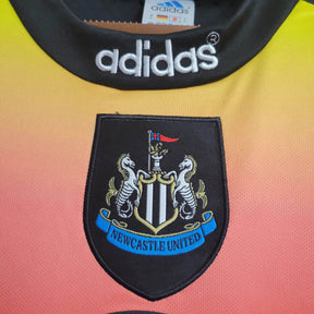 Camisa Retrô Newcastle 1996/1997 manga longa - Adidas Masculina - Preta com detalhes em amarelo e vermelho