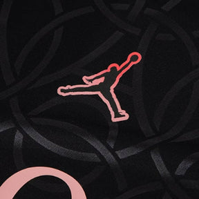 Camisa Paris Saint-Germain Pré-jogo 24/25 - Torcedor Jordan Masculina - Preta com detalhes em cinza e rosa