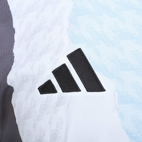 Camisa Real de Madrid Pré-jogo 24/25 - Torcedor Adidas Masculina - Branca com detalhes em laranja e preto e azul