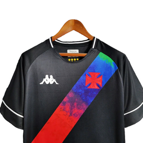 Camisa Vasco da Gama II Edição Especial LGBTQIAPN+ 21/22 Kappa Torcedor Masculina - Preta com detalhes na faixa nas cores de um Arco-íris
