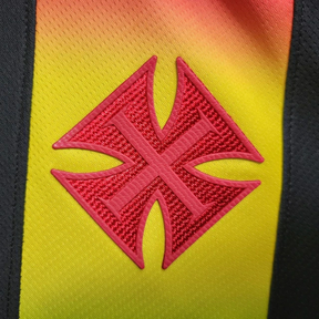 Camisa Vasco da Gama II Edição especial LGBTQIAPN+ 23/24 - Torcedor Kappa Feminina - Preta com detalhes na faixa nas cores de um Arco-íris