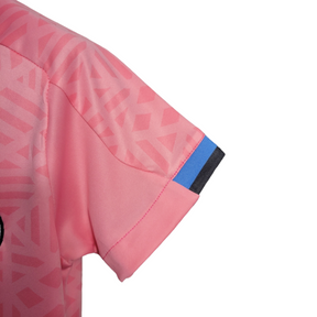 Camisa Grêmio Edição especial 22/23 - Torcedor Umbro Feminina - Rosa com detalhes em azul e preto