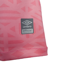Camisa Grêmio Edição especial 22/23 - Torcedor Umbro Feminina - Rosa com detalhes em azul e preto