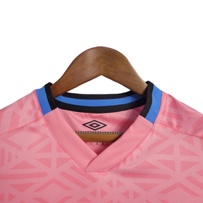 Camisa Grêmio Edição especial 22/23 - Torcedor Umbro Feminina - Rosa com detalhes em azul e preto