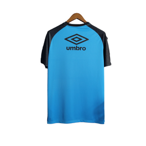 Camisa Grêmio Treino 22/23 - Torcedor Umbro Masculina - Azul com detalhes em preto