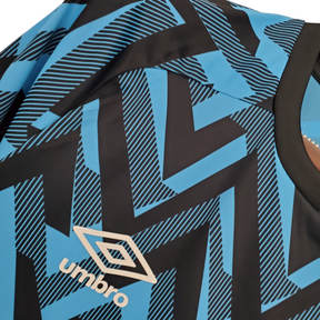 Camisa Grêmio Treino 21/22 - Torcedor Umbro Masculina -Azul com detalhes em tons pretos e azul escuro