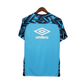 Camisa Grêmio Treino 21/22 - Torcedor Umbro Masculina -Azul com detalhes em tons pretos e azul escuro
