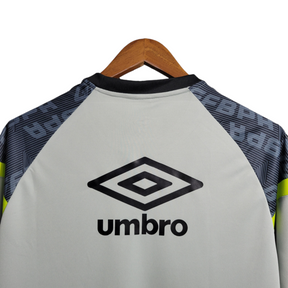 Camisa Grêmio Treino 23/24 - Torcedor Umbro Masculina - Cinza com detalhes em azul e branco