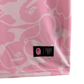 Camisa Inter Miami Edição Especial 23/24 - Torcedor Bape Feminina - Rosa com detalhes em branco