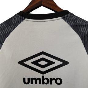 Camisa Grêmio Treino 23/24 - Torcedor Umbro Feminina - Cinza com detalhes em preto e amarelo
