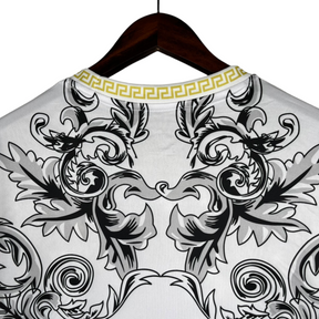 Camisa Seleção da Itália Edição especial Versace 23/24 - Torcedor Adidas Masculina - Branca com detalhes em preto e dourado