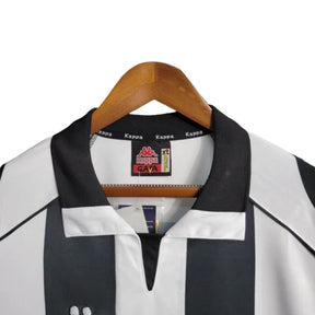 Camisa Retrô Juventus I 1997/1998 manga longa - Masculina Kappa - Preta e branca