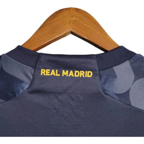 Camisa Real Madrid II 23/24 manga Longa - Torcedor Adidas Masculina - Azul com detalhes em amarelo e branco e roxo
