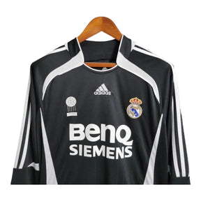 Camisa Retrô Real Madrid 06/07 manga longa - Masculina Adidas - Preta com detalhes em branco