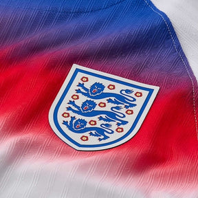 Camisa Seleção Inglaterra I 25/26 - Torcedor Nike Feminina - Branca com detalhes em azul e vermelho